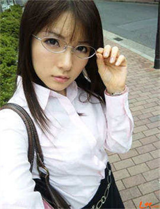 胸大的姑娘视频